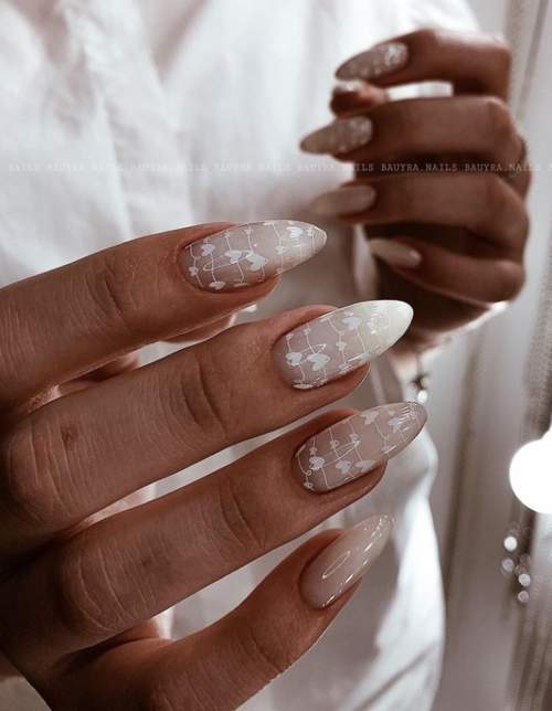 Manucure nue avec des coeurs sur les ongles: photo 2022