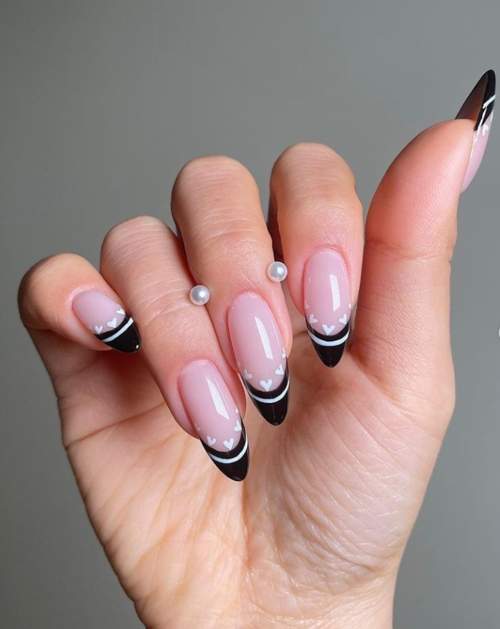 Manucure nue avec des coeurs sur les ongles: photo 2022