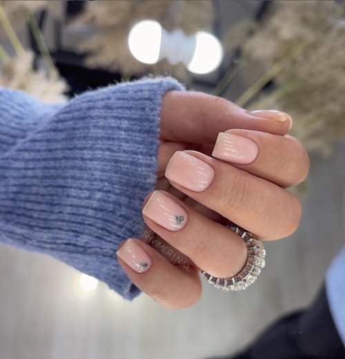 Manucure nue avec des coeurs sur les ongles: photo 2022