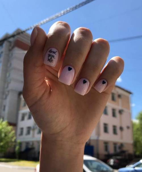 Manucure nue avec des coeurs sur les ongles: photo 2022