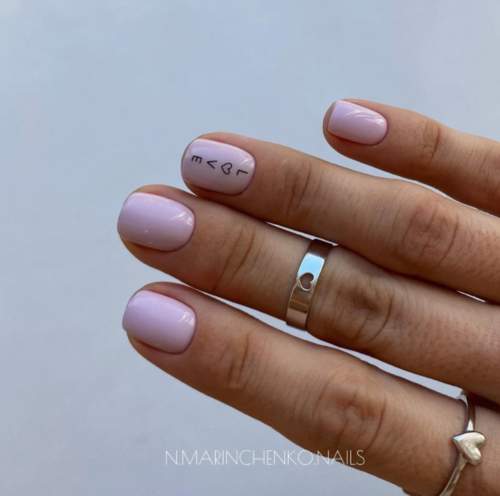 Manucure nue avec des coeurs sur les ongles: photo 2022