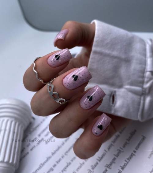 Manucure nue avec des coeurs sur les ongles: photo 2022