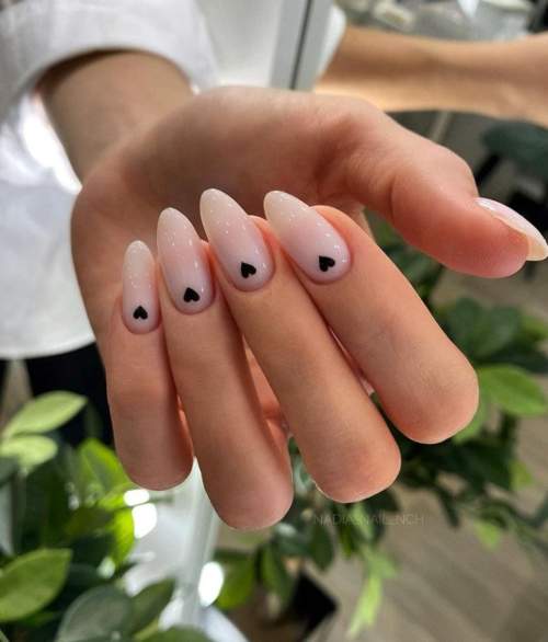 Manucure nue avec des coeurs sur les ongles: photo 2022