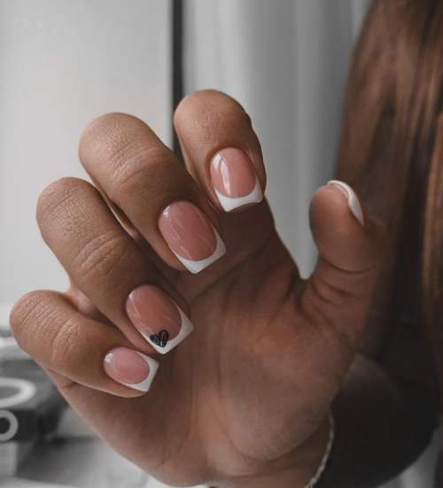 Manucure nue avec des coeurs sur les ongles: photo 2022