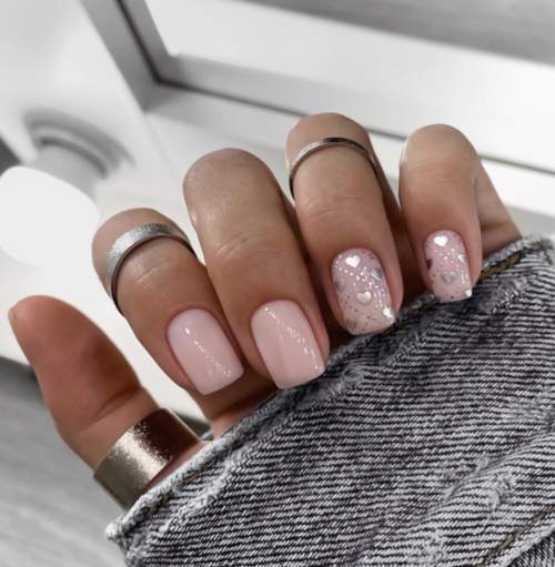 Manucure nue avec des coeurs sur les ongles: photo 2022