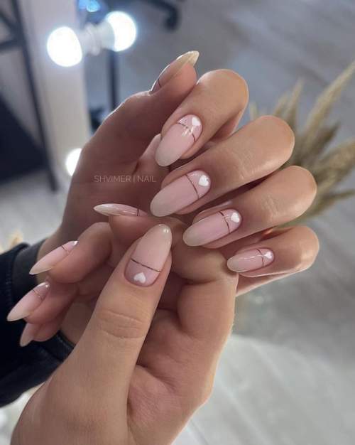 Manucure nue avec des coeurs sur les ongles: photo 2022