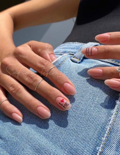 Manucure nue avec des coeurs sur les ongles: photo 2022