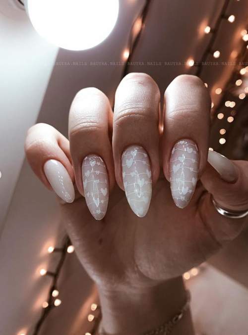 Manucure nue avec des coeurs sur les ongles: photo 2022