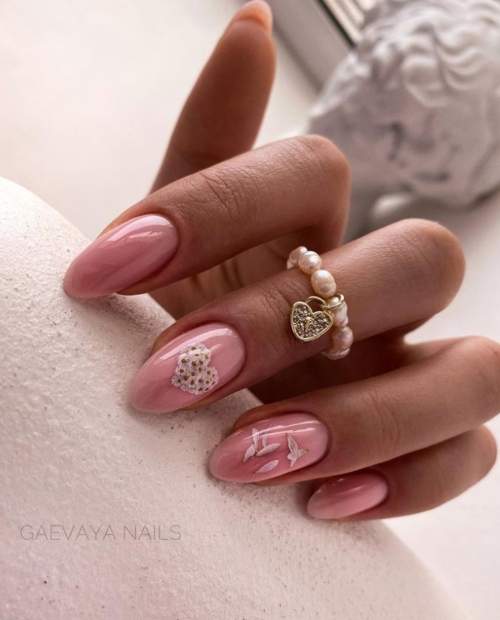 Manucure nue avec des coeurs sur les ongles: photo 2022