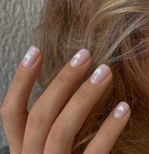 Manucure nue avec des coeurs sur les ongles: photo 2022