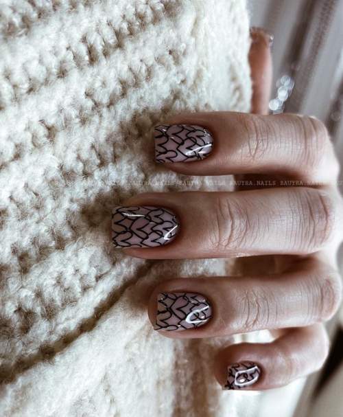 Manucure nue avec des coeurs sur les ongles: photo 2022