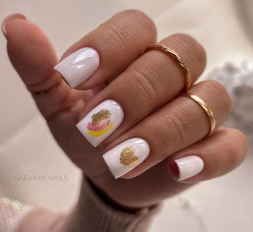 Manucure nue avec des coeurs sur les ongles: photo 2022