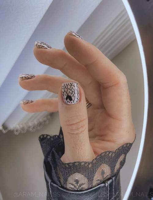 Manucure nue avec des coeurs sur les ongles: photo 2022