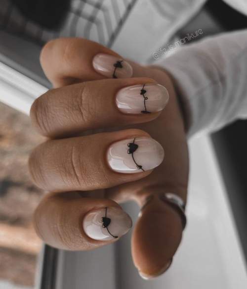 Manucure nue avec des coeurs sur les ongles: photo 2022