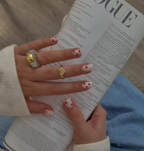 Manucure nue avec des coeurs sur les ongles: photo 2022