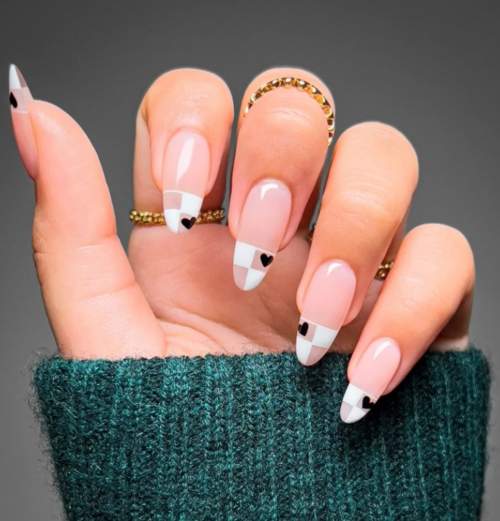 Manucure nue avec des coeurs sur les ongles: photo 2022