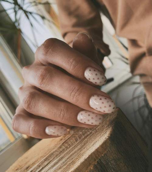 Manucure nue avec des coeurs sur les ongles: photo 2022