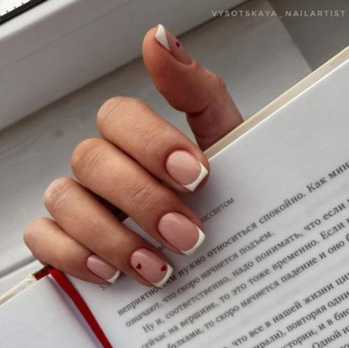 Manucure nue avec des coeurs sur les ongles: photo 2022