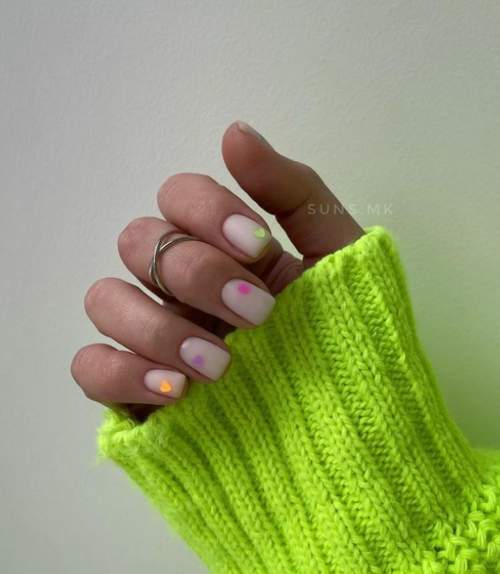 Manucure nue avec des coeurs sur les ongles: photo 2022