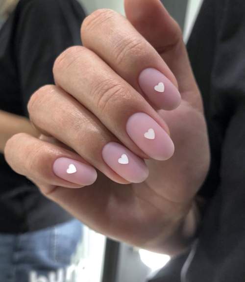 Manucure nue avec des coeurs sur les ongles: photo 2022