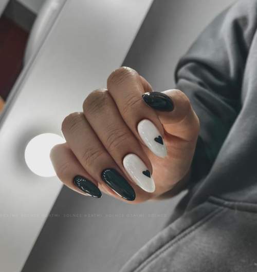 Manucure nue avec des coeurs sur les ongles: photo 2022