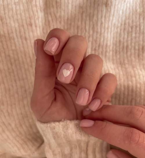 Manucure nue avec des coeurs sur les ongles: photo 2022