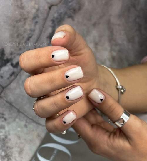 Manucure nue avec des coeurs sur les ongles: photo 2022