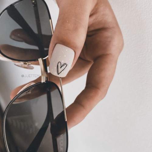 Manucure nue avec des coeurs sur les ongles: photo 2022