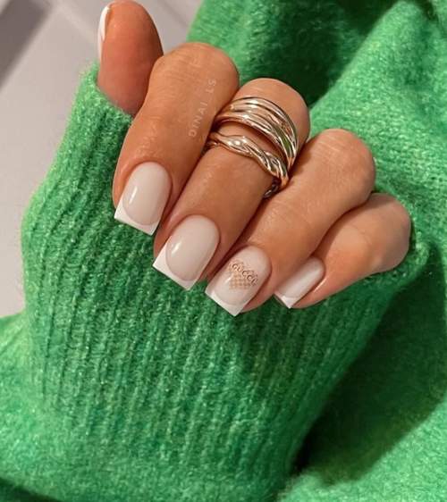 Manucure nue avec des coeurs sur les ongles: photo 2022