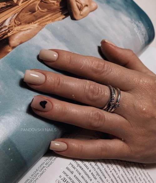 Manucure nue avec des coeurs sur les ongles: photo 2022