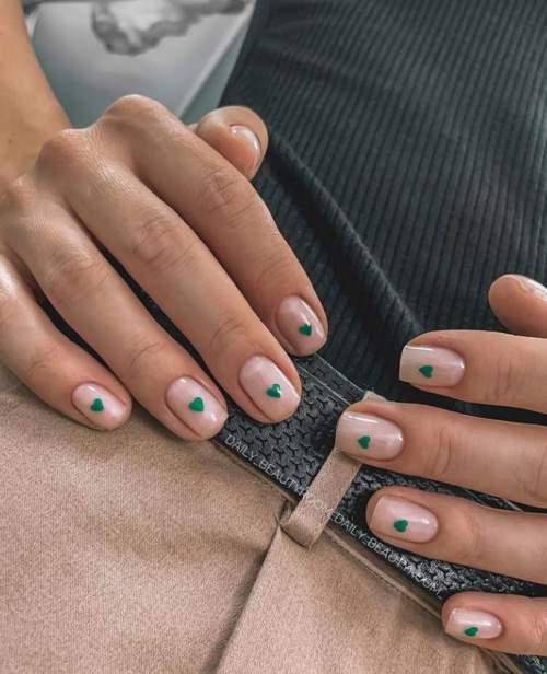 Manucure nue avec des coeurs sur les ongles: photo 2022