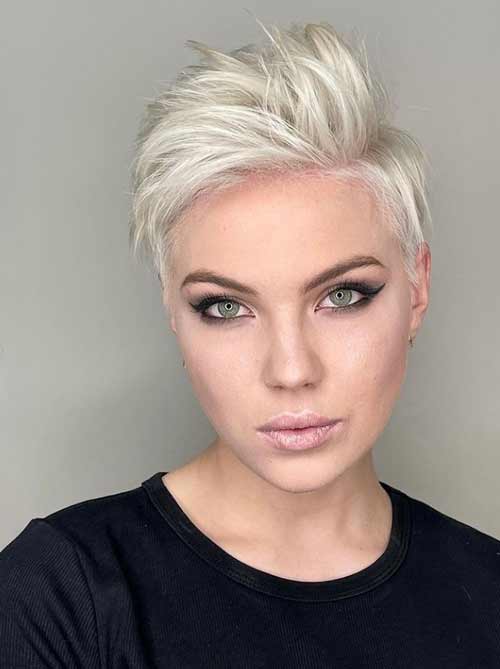 Coupes de cheveux en couches sur la photo