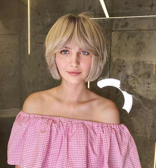 Kare avec une frange à la mode