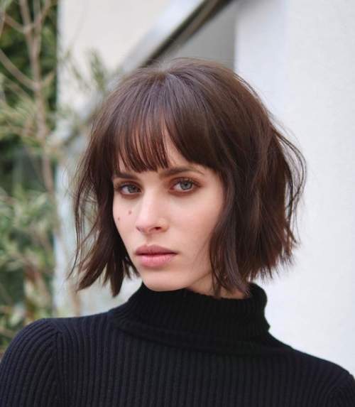 Coupe de cheveux en couches avec une frange