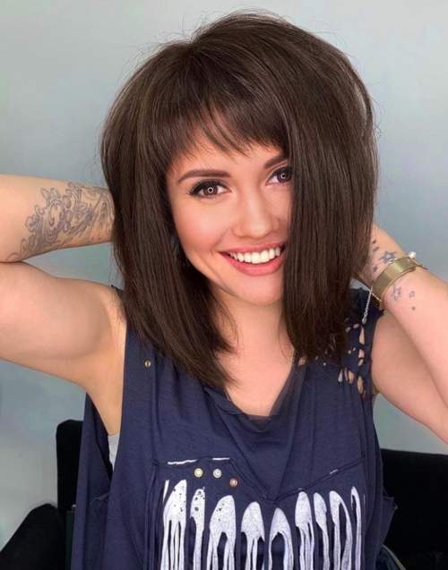 Caret long aux épaules: coupes de cheveux photo 2022, variétés à la mode