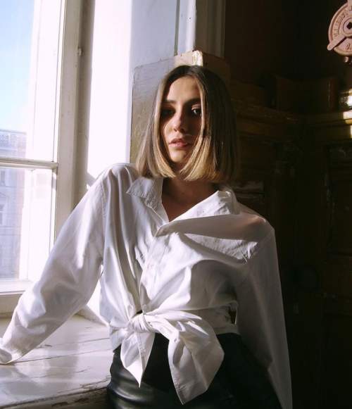 Caret long aux épaules: coupes de cheveux photo 2022, variétés à la mode