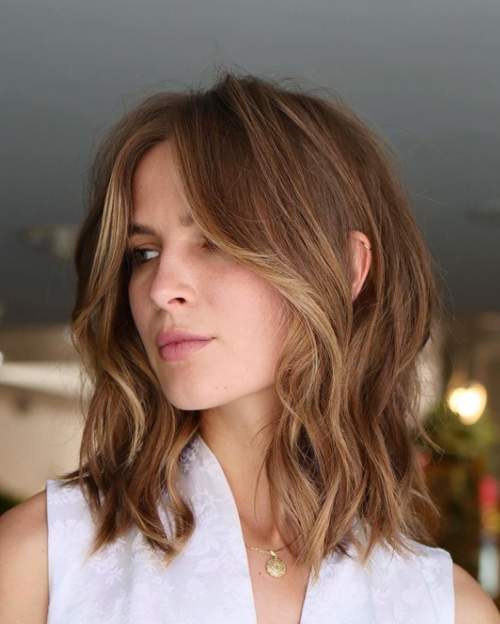 Caret long aux épaules: coupes de cheveux photo 2022, variétés à la mode