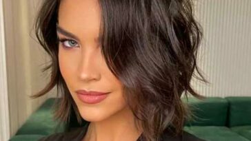 Exemples de coupes de cheveux en couches sur la photo