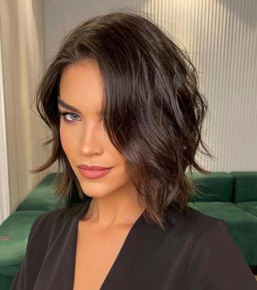 Exemples de coupes de cheveux en couches sur la photo