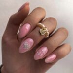 Manucure nue avec des coeurs