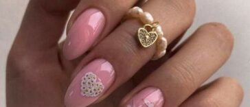 Manucure nue avec des coeurs