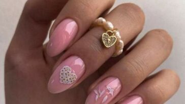 Manucure nue avec des coeurs