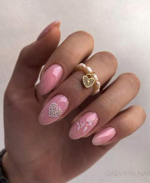 Manucure nue avec des coeurs