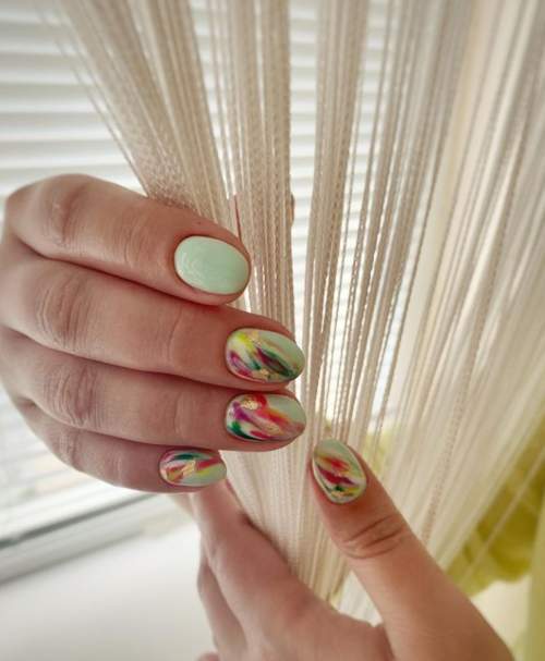 Manucure à la menthe avec des dessins
