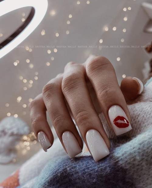 Manucure avec un motif de sourire