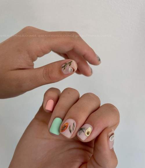 fleurs d'été sur les ongles