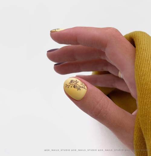 Manucure jaune clair avec des dessins
