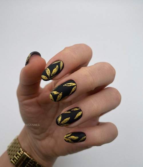 feuilles d'or sur les ongles