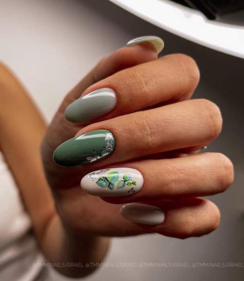 Motif de feuilles sur les ongles