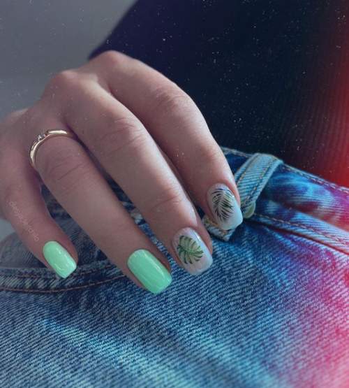 Feuilles sur les ongles